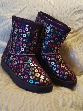 Girls' Purple Metallic Leopard Print Cozy Boots